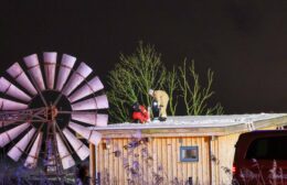 Brandweer Zuidhorn blust brand in bijgebouw