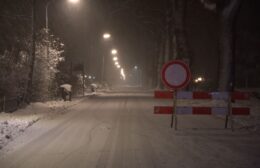 Brandweer op standby, wegen afgesloten en tractoren druk met schuiven Video