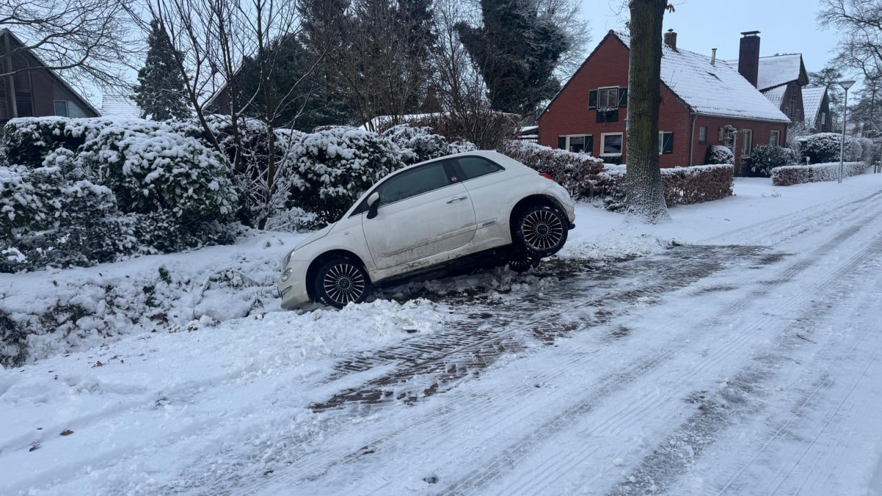 Auto glijdt van Oude Velddijk in Peize