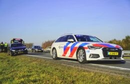 Cabrio uit koers op N381 bij Donkerbroek Video