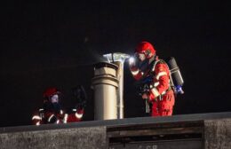 Brandweer rukt uit voor gebouwbrand op industriepark Leek