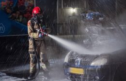 Brand verwoest auto in Leek