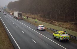 Vrachtwagen met klapband komt tot stilstand op A7