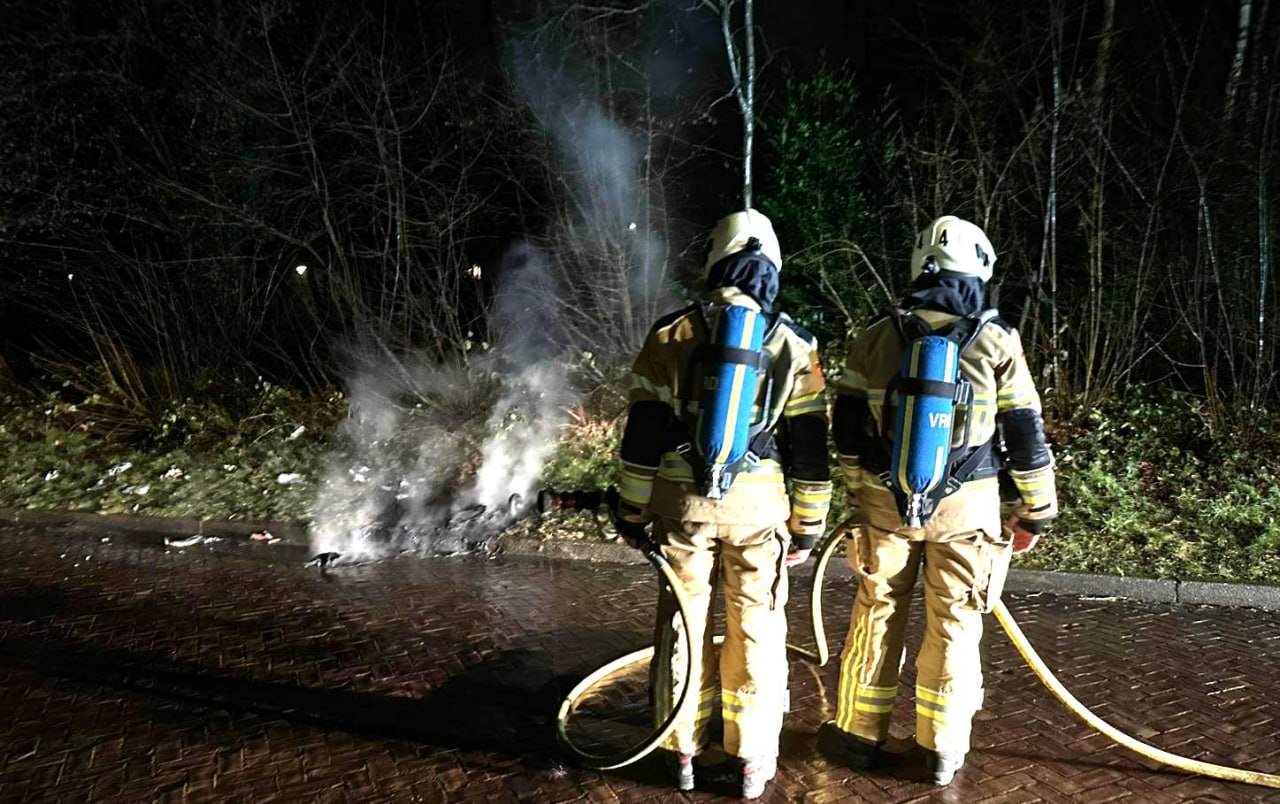 Papiercontainer gaat in vlammen op in Roden