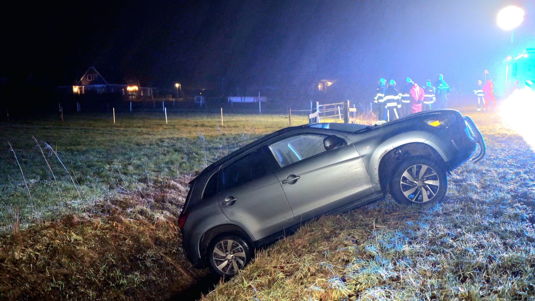 Auto te water na aanrijding bij Makkinga