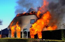 Woonboerderij door brand verwoest Video