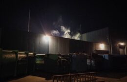 Loos alarm bij recyclingbedrijf in Leek: brandweer massaal uitgerukt