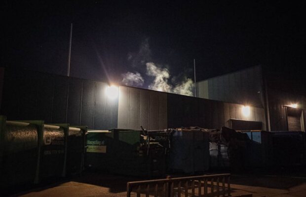 Loos alarm bij recyclingbedrijf in Leek: brandweer massaal uitgerukt
