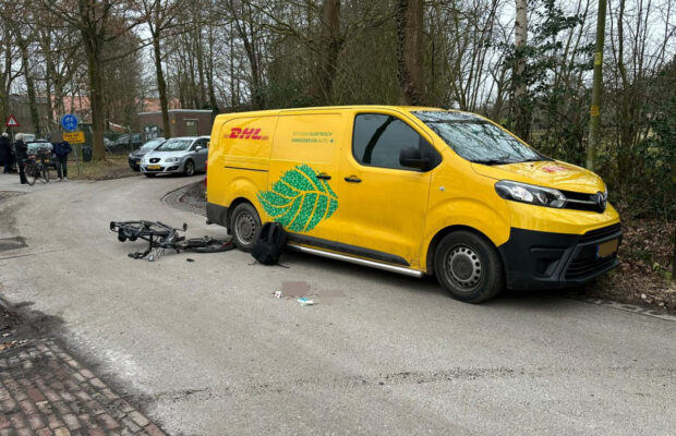 Fietser botst met DHL koerier op J.P. Santeeweg