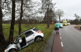 Eénzijdig ongeval aan de Pasop, auto in de sloot