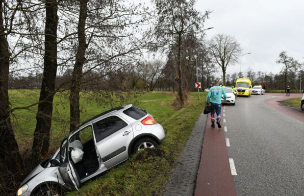 Eénzijdig ongeval aan de Pasop, auto in de sloot