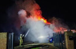 Uitslaande brand verwoest loods van autobedrijf in Roden