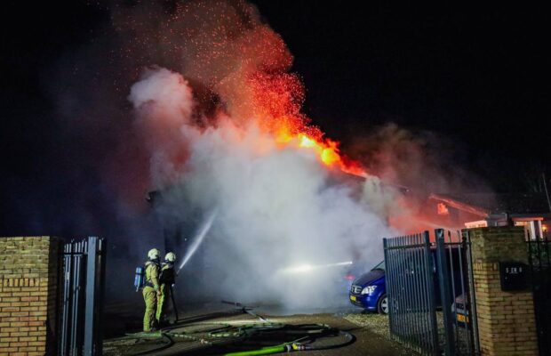 Uitslaande brand verwoest loods van autobedrijf in Roden