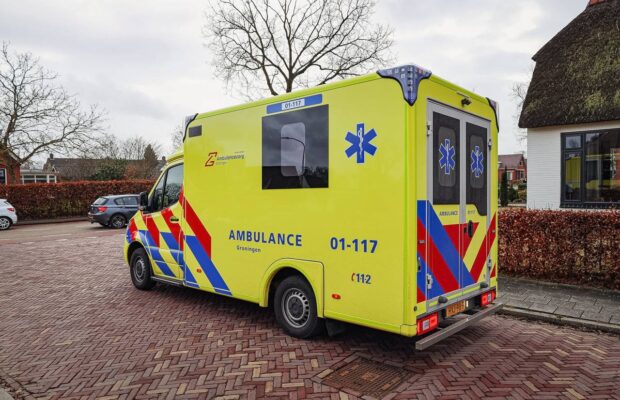 Auto botst met fietser in Roden