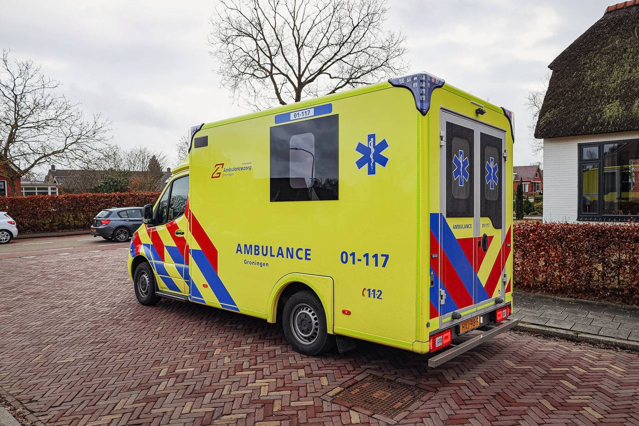Auto botst met fietser in Roden