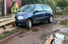 Automobilist botst op stacaravan in Roden Video