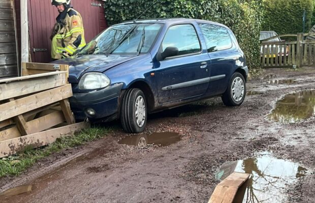 Automobilist botst op stacaravan in Roden Video