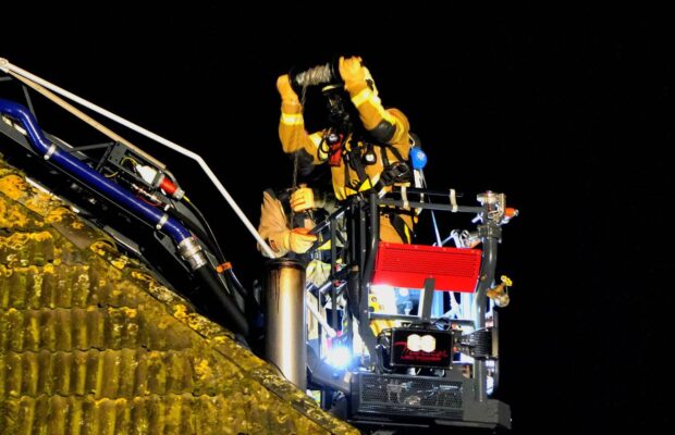 Brandweer blust schoorsteenbrand in Fochteloo Video