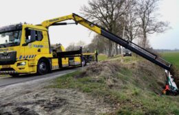 Motorrijder uit de bocht in Waskemeer Video
