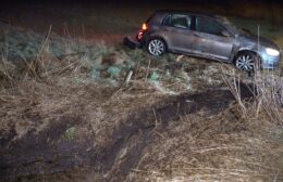Auto slaat over de kop op Norgerweg in Een; bestuurster vlucht na ongeval Video
