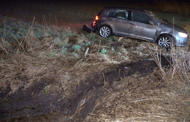 Auto slaat over de kop op Norgerweg in Een; bestuurster vlucht na ongeval Video