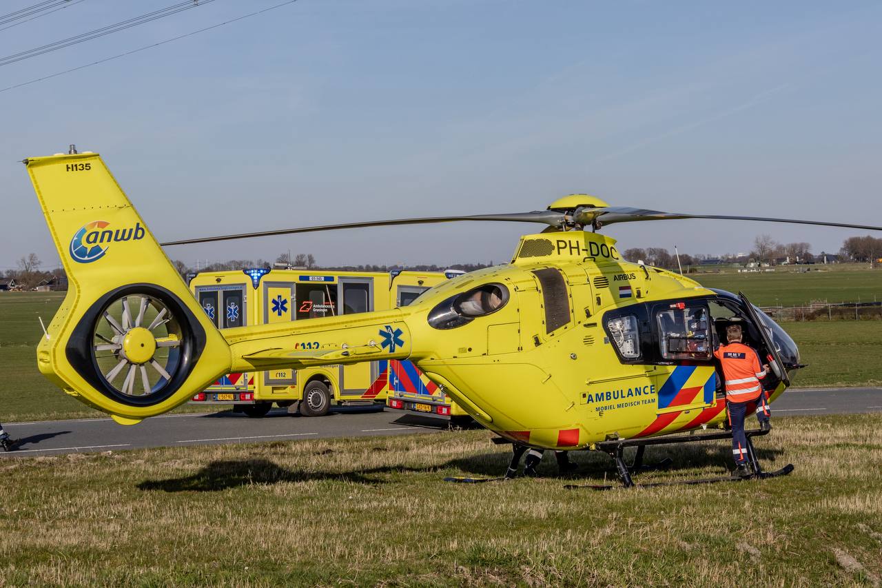Motorrijder gewond na botsing met pijlwagen bij Aduard