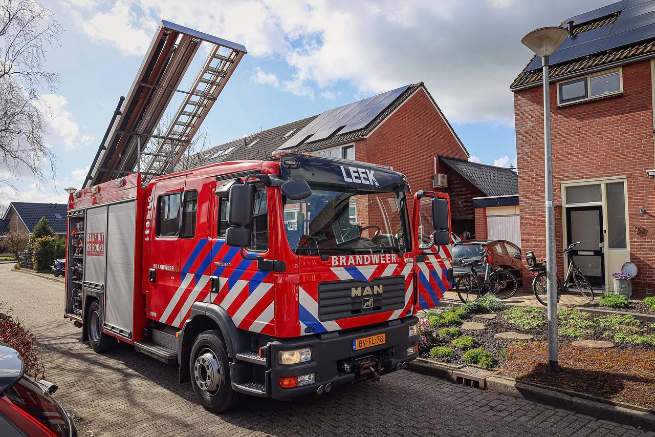 Leekster brandweer blust brand in Zevenhuizen