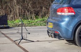 Politie controleert geluidsniveau voertuigen bij carpoolplaats Leek