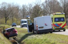Autombilist belandt in greppel in Roden