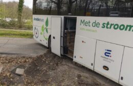 Touringcar van de weg in Roden