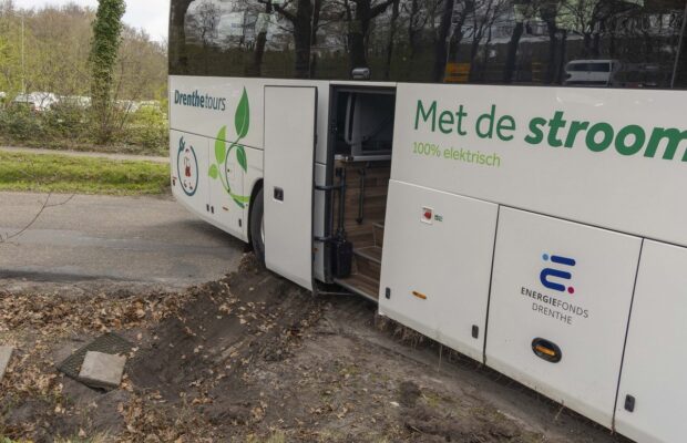 Touringcar van de weg in Roden