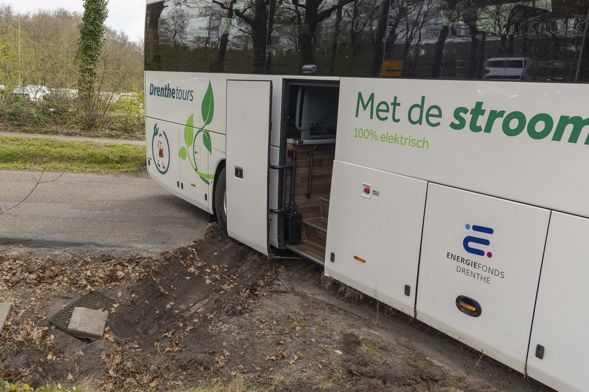 Touringcar van de weg in Roden