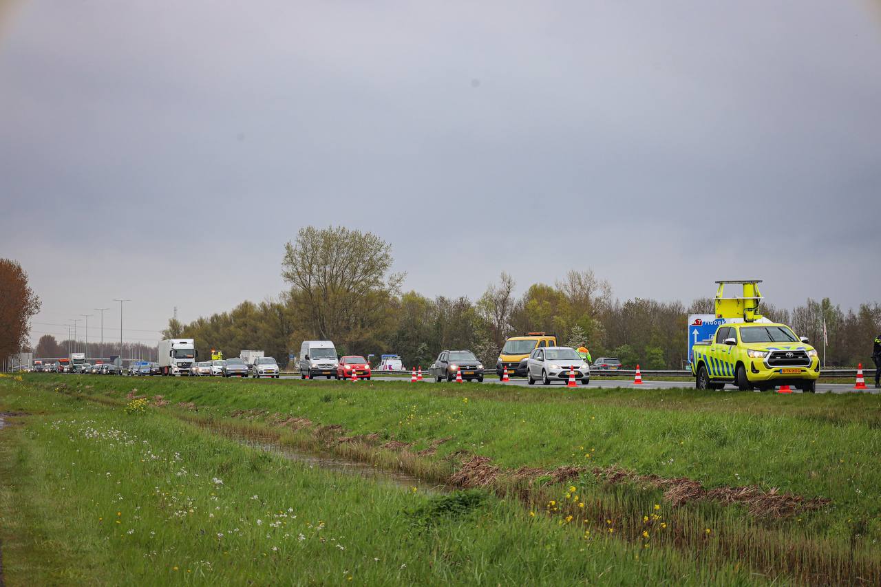 Kop-staart aanrijding op A7 bij Oostwold