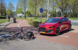 Fietsster gewond bij aanrijding op Euroweg in Leek