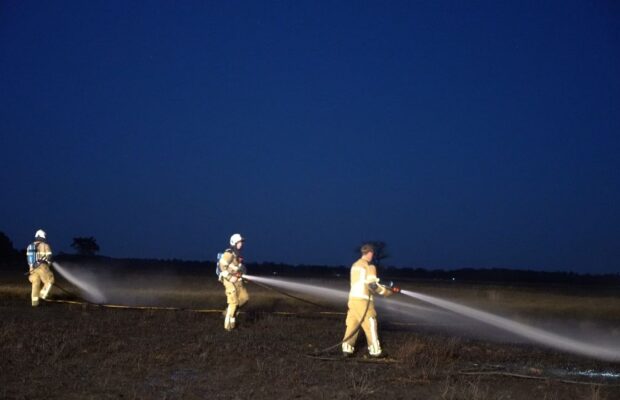 Brandweer blust brand in natuurgebied bij Wateren Video