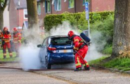 Elektrisch voertuig vat vlam tijdens laden in Leek