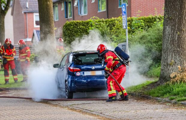 Elektrisch voertuig vat vlam tijdens laden in Leek