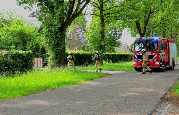 Brandweer blust buitenbrand in Westervelde Video