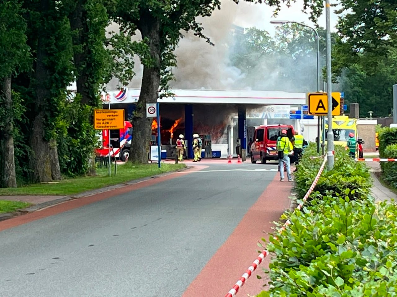 Zeer grote brand bij garagebedrijf in Norg, NL-Alert verstuurd