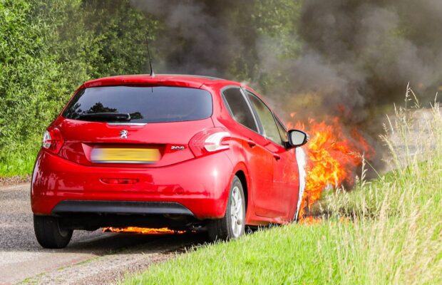 Auto vliegt in brand op Mensumaweg in Tolbert