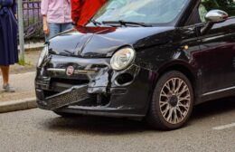 Auto’s beschadigd bij kop-staart aanrijding in Roden