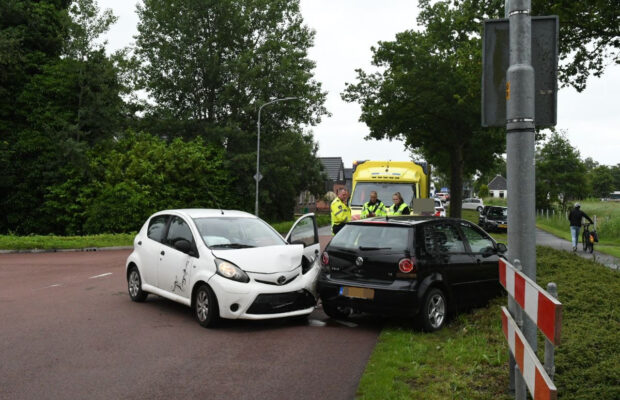 Auto’s botsen op N980 in Sebaldeburen