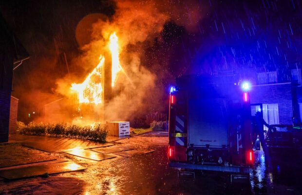 Felle brand na blikseminslag in nieuwbouwwoning