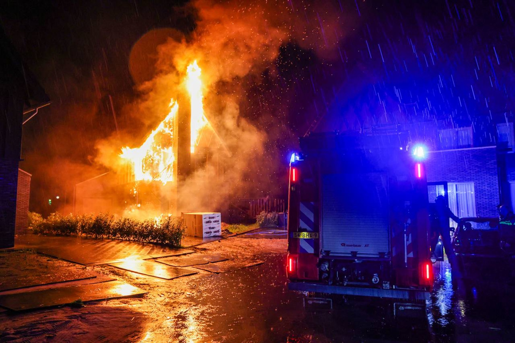 Felle brand na blikseminslag in nieuwbouwwoning Leek