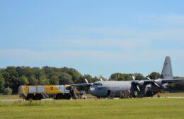 Start militaire Hercules op Eelde afgebroken na rookontwikkeling in cockpit Video
