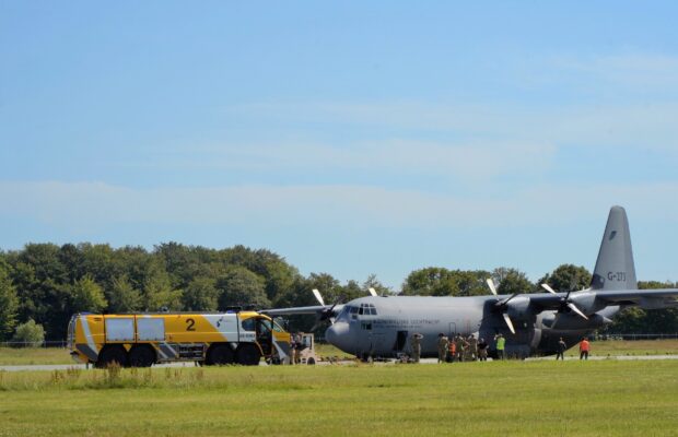 Start militaire Hercules op Eelde afgebroken na rookontwikkeling in cockpit Video