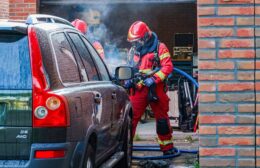 Brandweer blust autobrand in Oostindie