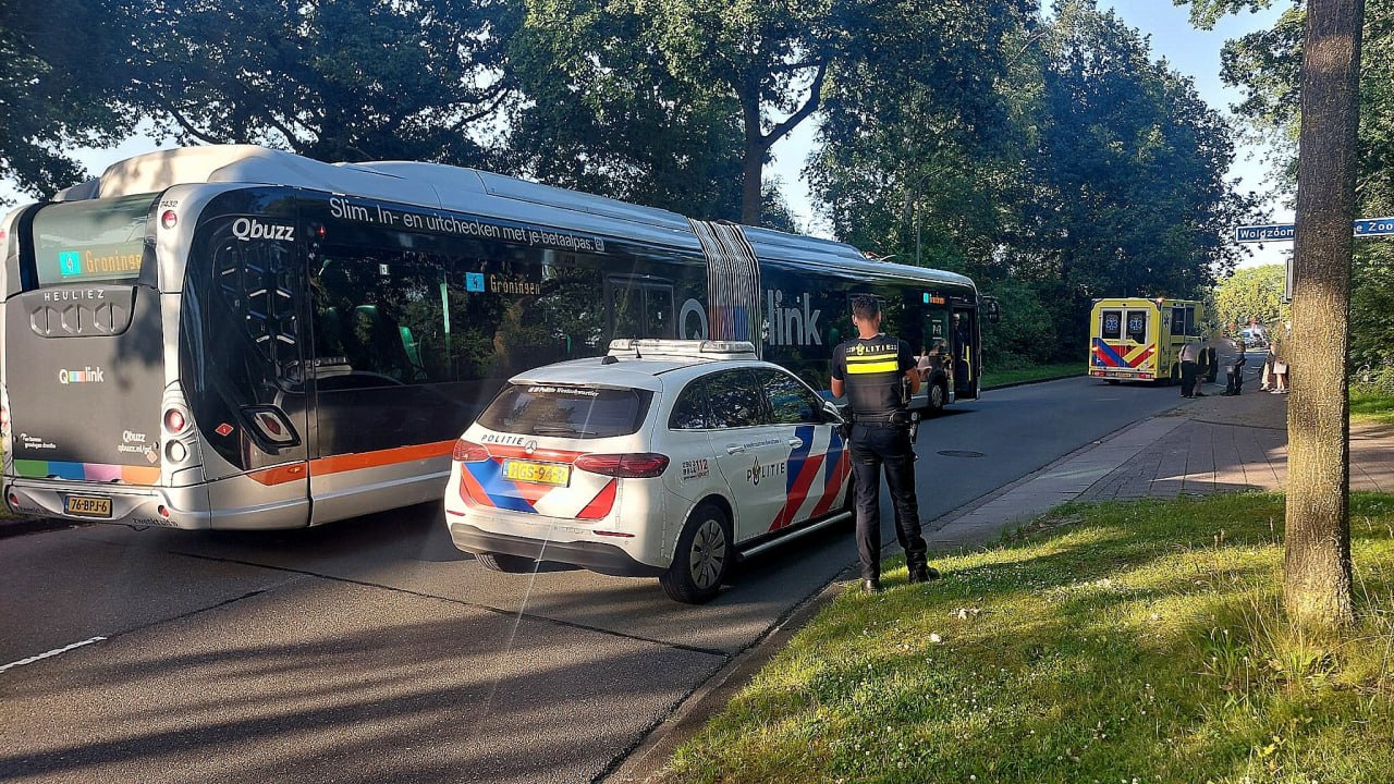 Fietser en scooter botsen in Roden