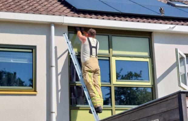 Brandweer redt pechvogel in Roden