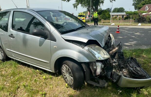 Drie auto’s botsen in Roden